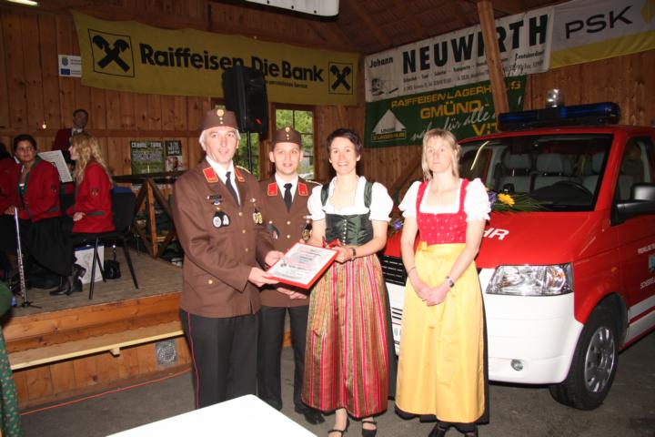 die Patinnen überreichen eine Urkunde und einen Schlüsselanhänger als Glücksbringer