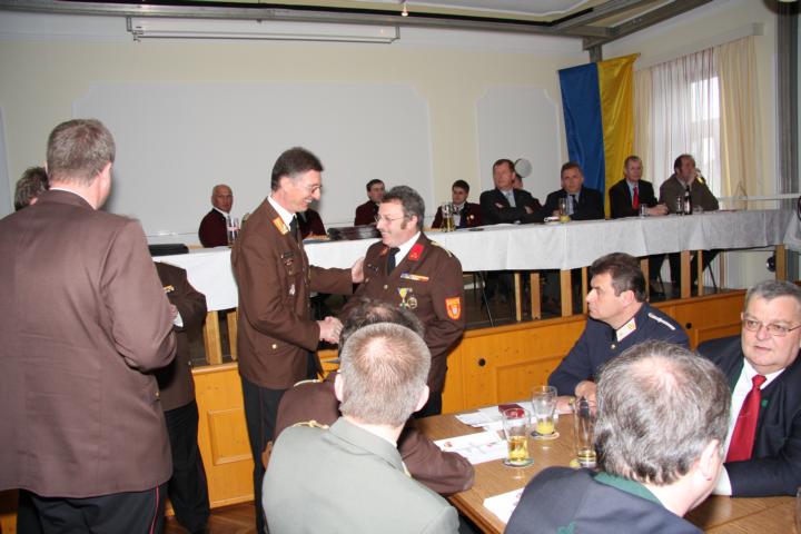 BR Stiegler gratuliert HBI Rabl zu seiner Ehrung BR Stiegler gratuliert HBI Rabl zu seiner Ehrung
