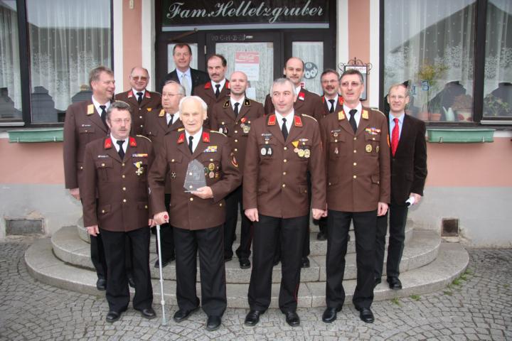 v.l.n.r.: LBDSTV Blutsch, HBI Rabl, LM Prem, OBR Brandstötter, GGR Führmann, EHBI Kowatsch, BI Wimmer, FT Ing. Hartner, OBI Kampf, BM Hammerl, HBI Kainrath, BR Stiegler, BH-Stv. Dr. Schnabl v.l.n.r.: LBDSTV Blutsch, HBI Rabl, LM Prem, OBR Brandstötter, GGR Führmann, EHBI Kowatsch, BI Wimmer, FT Ing. Hartner, OBI Kampf, BM Hammerl, HBI Kainrath, BR Stiegler, BH-Stv. Dr. Schnabl