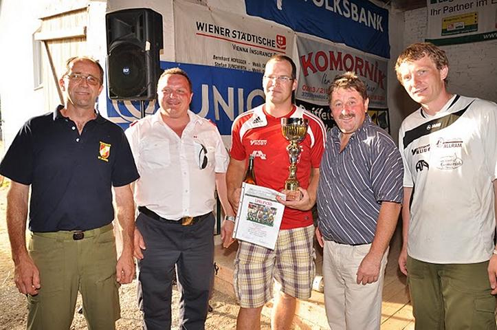 Kdt. St. Marein, Abschnittskommandant, OLM Christoph Hartner mit dem Pokal für den 1. Platz, Bürgermeister, Organisator Andreas Aigner