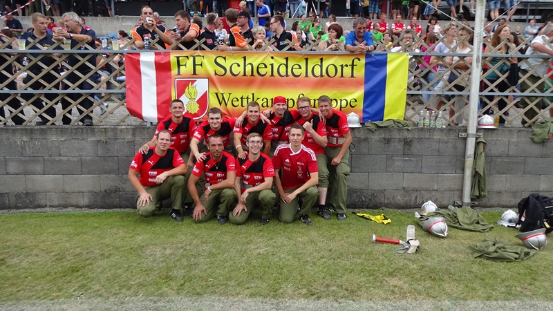 die Bewerbsgruppe wartet auf den Fire-Cup